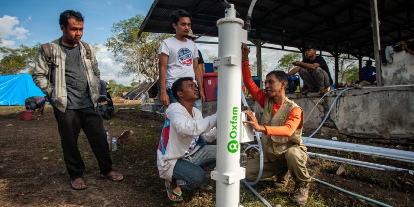 Palu, Indonesia: Sofian Adly (38) dari mitra Oxfam Pusat Kajian Perlindungan Anak (PKPA), memasang filter air hidran bersama dengan para sukarelawan di luar kota Palu (Kredit: Hariandi Hafid/OxfamAUS). Palu, Indonesia: Sofian Adly (38) dari mitra Oxfam Pusat Kajian Perlindungan Anak (PKPA), memasang filter air hidran bersama dengan para sukarelawan di luar kota Palu (Kredit: Hariandi Hafid/OxfamAUS).